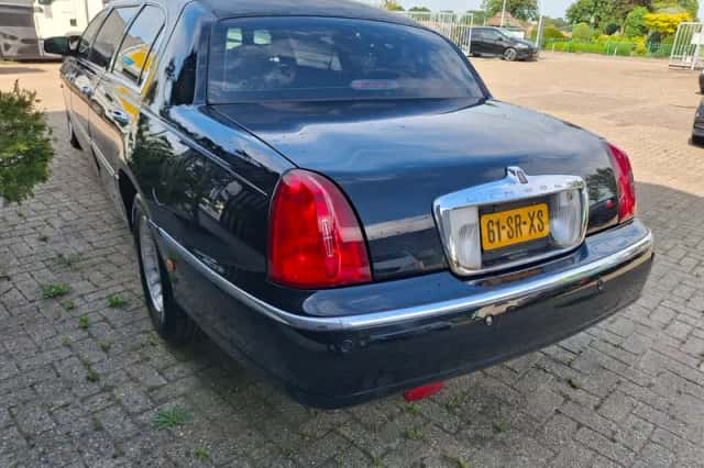 Lincoln Town Car (2000) thumbnail 4