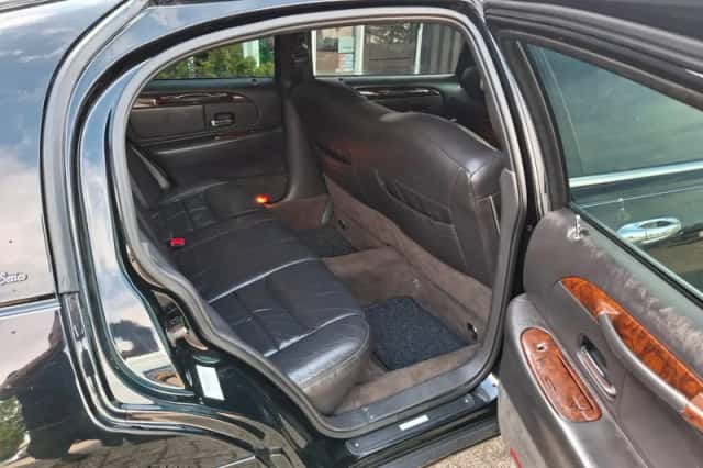 Lincoln Town Car (2000) thumbnail 5