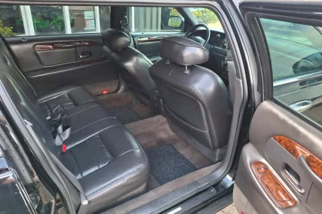 Lincoln Town Car (2000) thumbnail 6