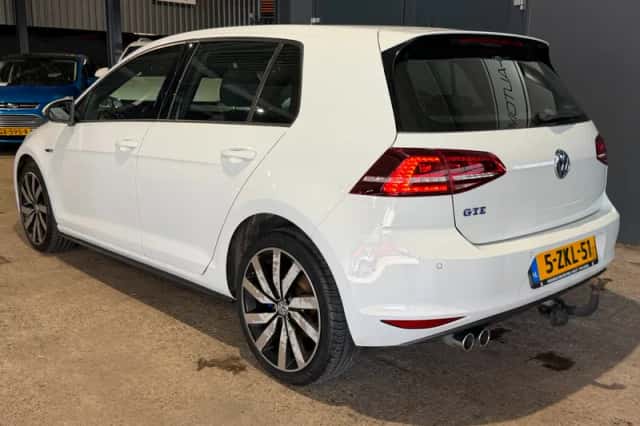 Volkswagen Golf (2015) thumbnail 3