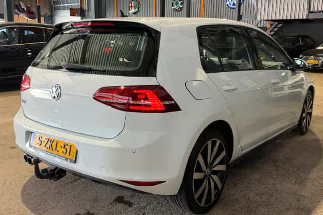 Volkswagen Golf (2015) thumbnail 4