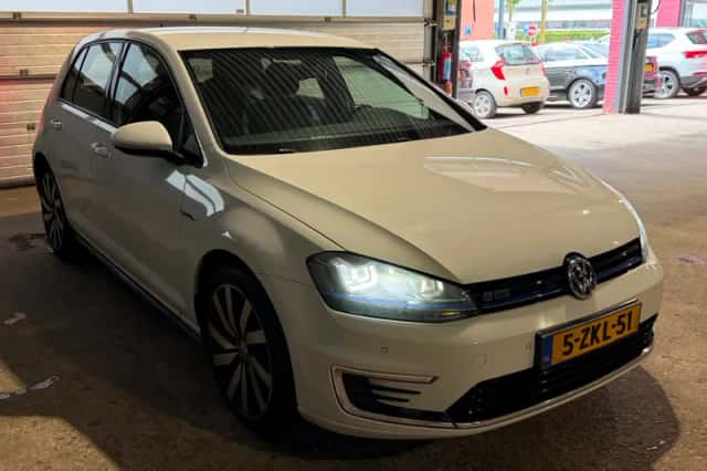 Volkswagen Golf (2015) thumbnail 5