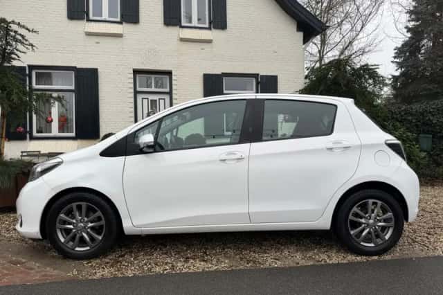Toyota Yaris (2014) thumbnail 3
