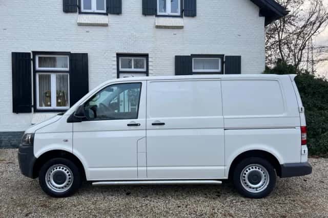Volkswagen Transporter (2013) thumbnail 3
