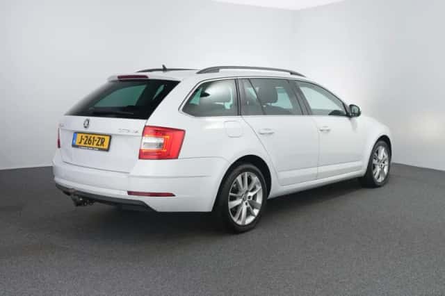 Škoda Octavia (2020) thumbnail 3