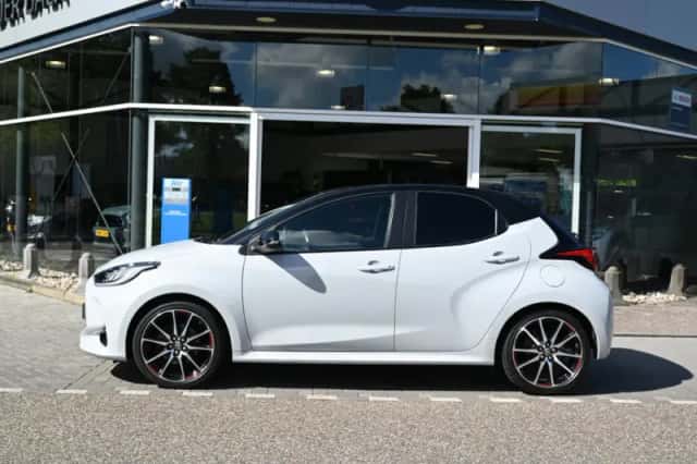 Toyota Yaris (2023) thumbnail 2