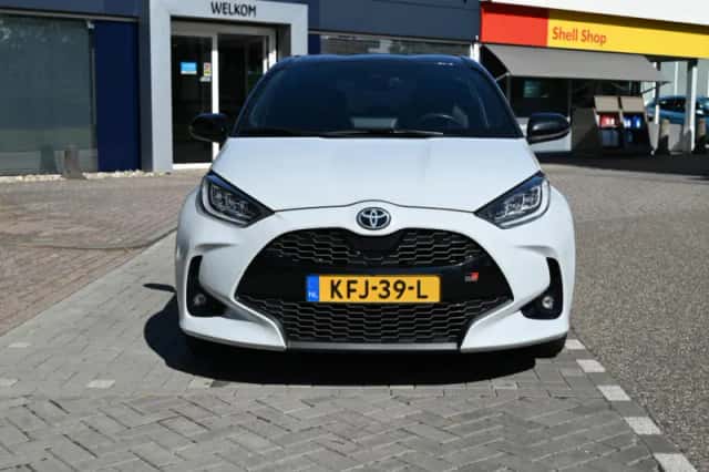 Toyota Yaris (2023) thumbnail 3