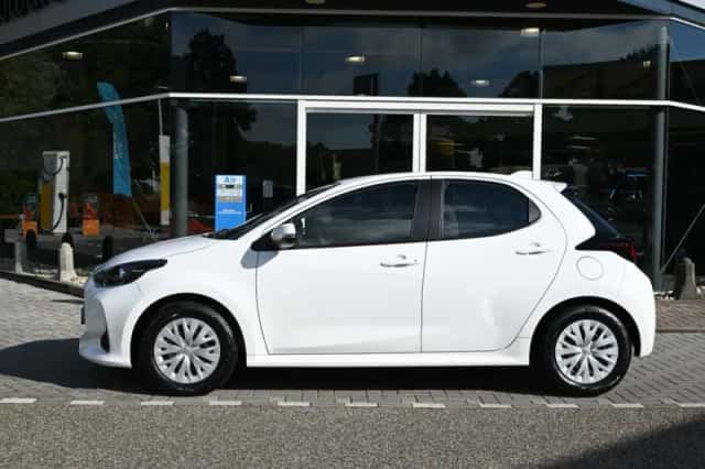 Toyota Yaris (2025) thumbnail 2