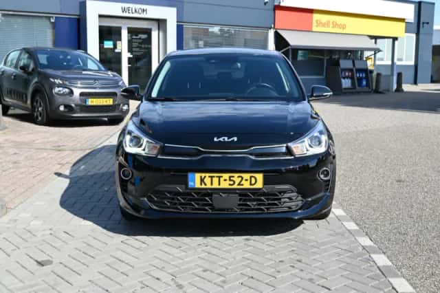 Kia Rio (2023) thumbnail 3