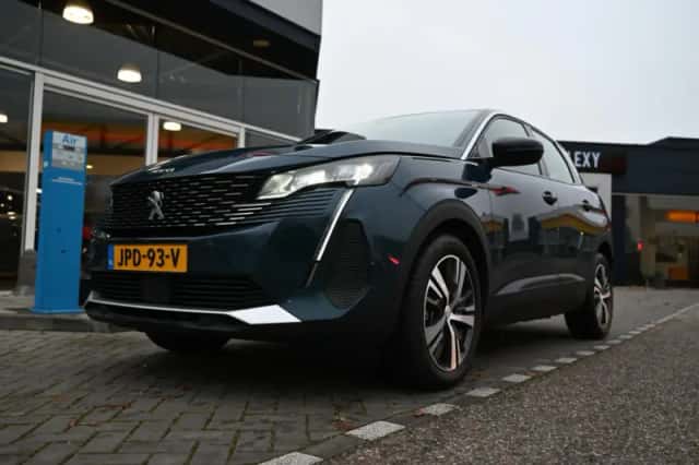Peugeot 3008 (2023) thumbnail 4