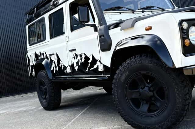 Land Rover Defender (2006) thumbnail 2