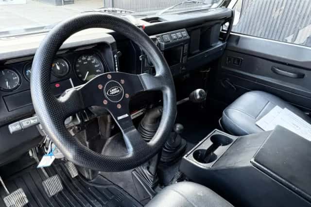 Land Rover Defender (2006) thumbnail 3