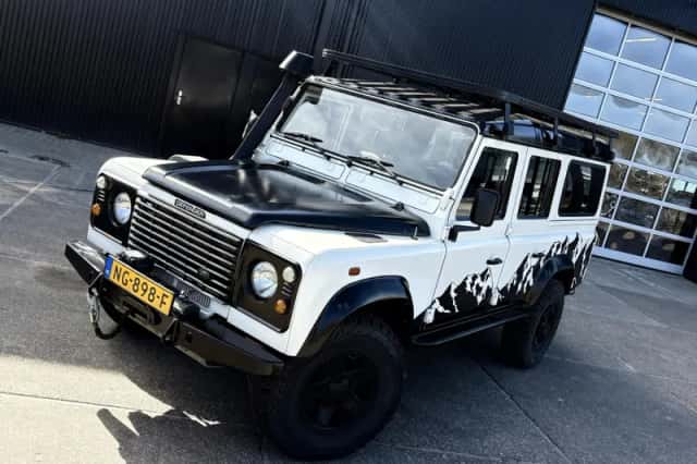 Land Rover Defender (2006) thumbnail 6