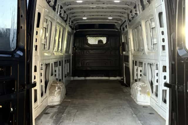 Volkswagen Crafter (2019) thumbnail 2