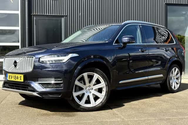 Volvo XC90 (2016) thumbnail 2