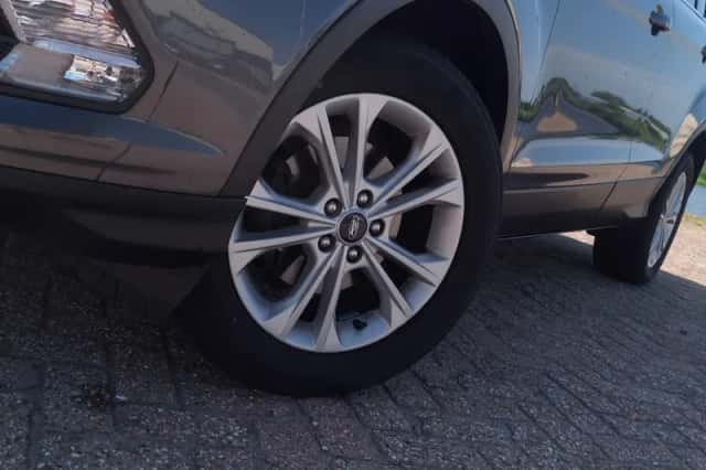 Ford Kuga (2018) thumbnail 3