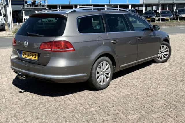 Volkswagen Passat (2011) thumbnail 4