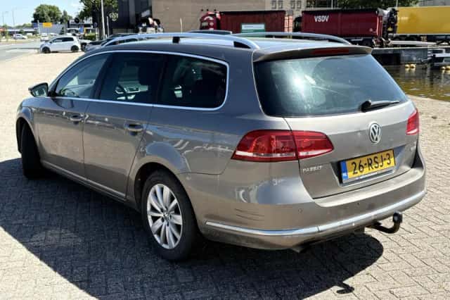 Volkswagen Passat (2011) thumbnail 2