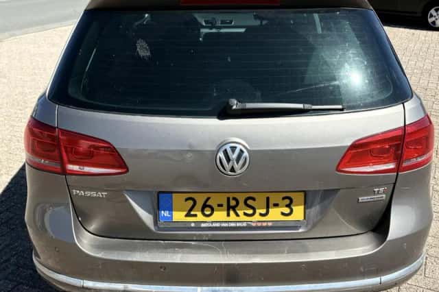 Volkswagen Passat (2011) thumbnail 3