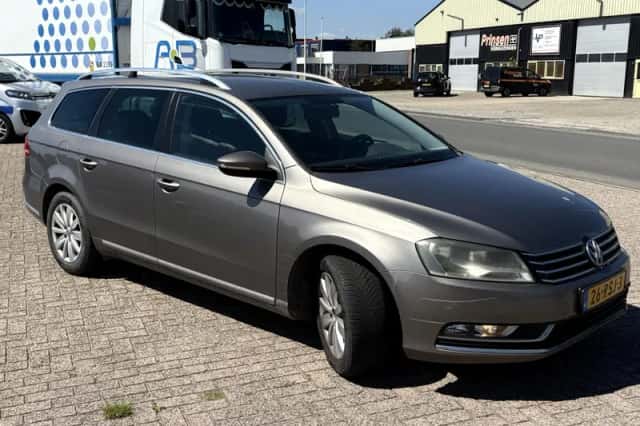Volkswagen Passat (2011) thumbnail 6