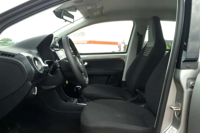 Volkswagen E-Up! (2021) thumbnail 2