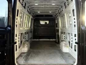 Volkswagen Crafter (2019) thumbnail 2