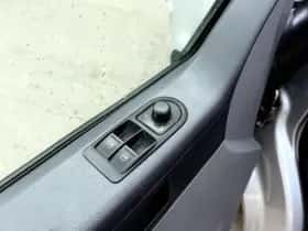 Volkswagen Transporter (2015) thumbnail 4