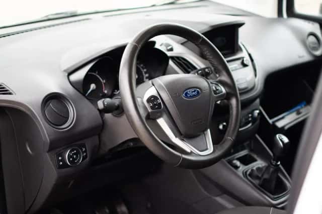 Ford Transit Courier (2023) thumbnail 2