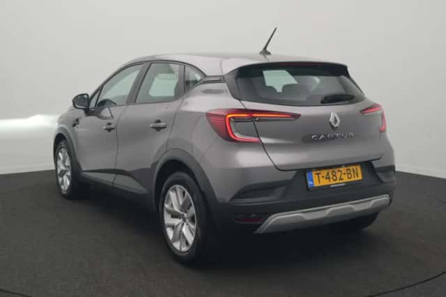 Renault Captur (2023) thumbnail 3