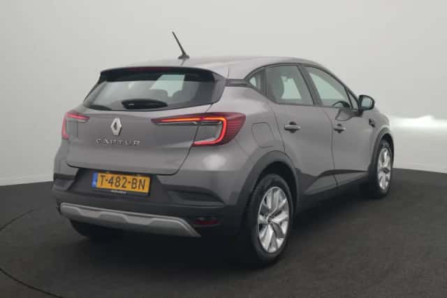 Renault Captur (2023) thumbnail 4
