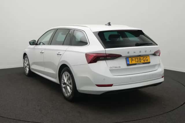 Škoda Octavia (2022) thumbnail 3