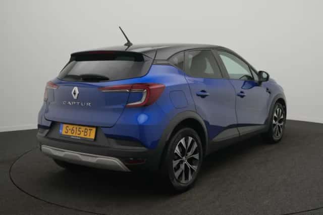 Renault Captur (2022) thumbnail 4