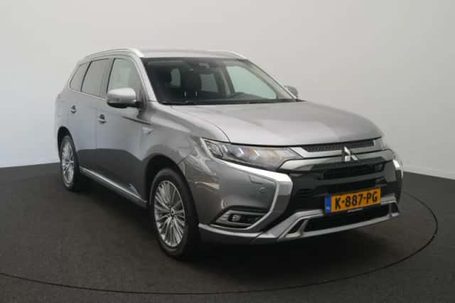 Mitsubishi Outlander (2021) thumbnail 2