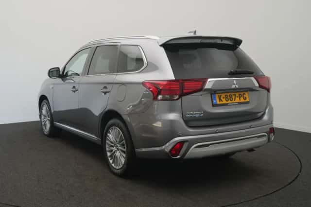 Mitsubishi Outlander (2021) thumbnail 3