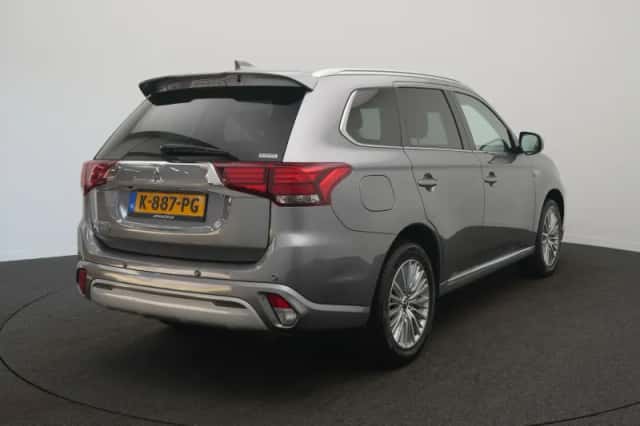 Mitsubishi Outlander (2021) thumbnail 4