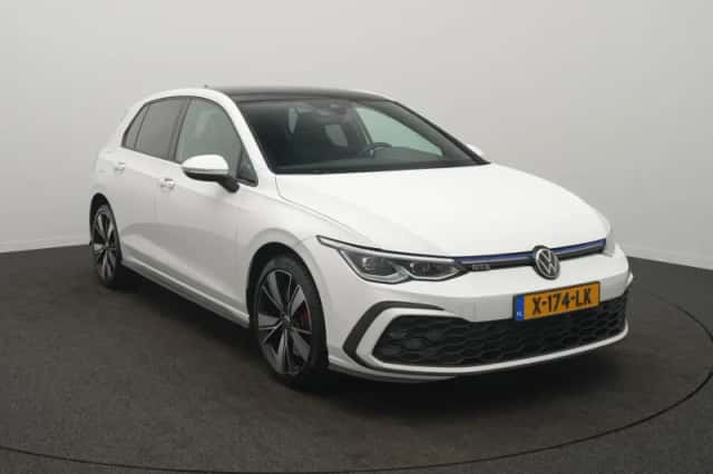 Volkswagen Golf (2021) thumbnail 2