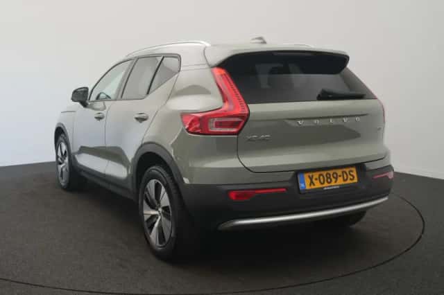 Volvo XC40 (2023) thumbnail 3