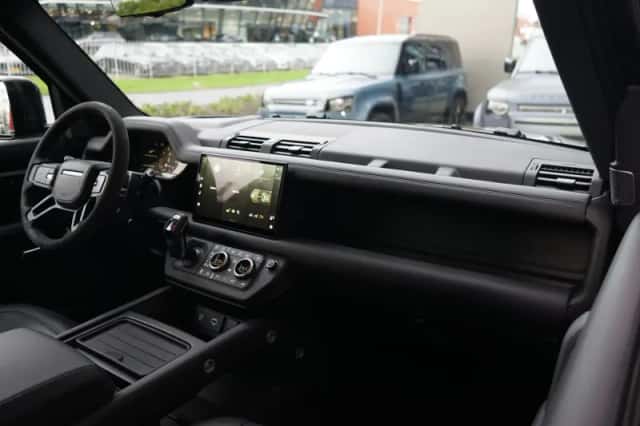 Land Rover Defender (2024) thumbnail 3