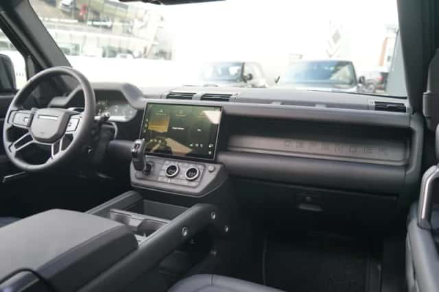 Land Rover Defender (2026) thumbnail 3