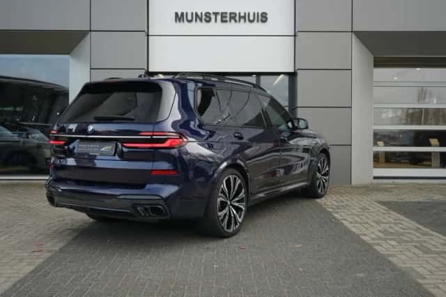BMW X7 (2023) thumbnail 2
