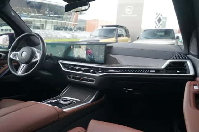 BMW X7 (2023) thumbnail 3