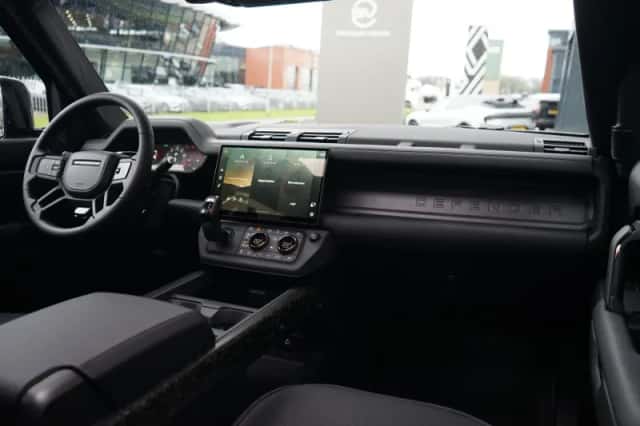Land Rover Defender (2026) thumbnail 3
