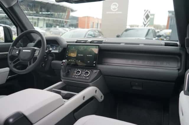 Land Rover Defender (2026) thumbnail 3