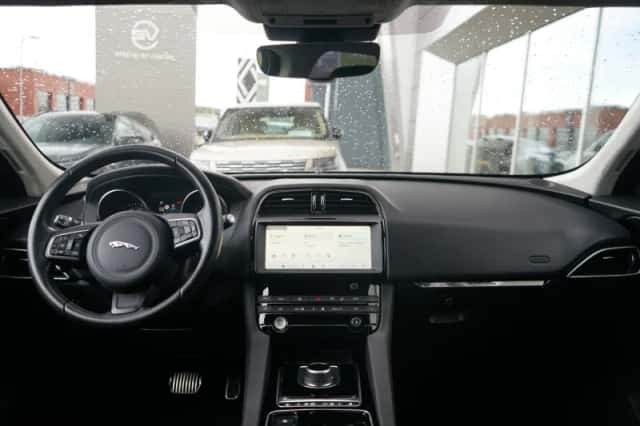 Jaguar F-Pace (2018) thumbnail 3