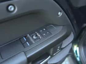 Land Rover Defender (2023) thumbnail 13