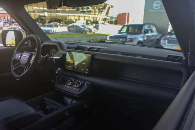 Land Rover Defender (2023) thumbnail 3