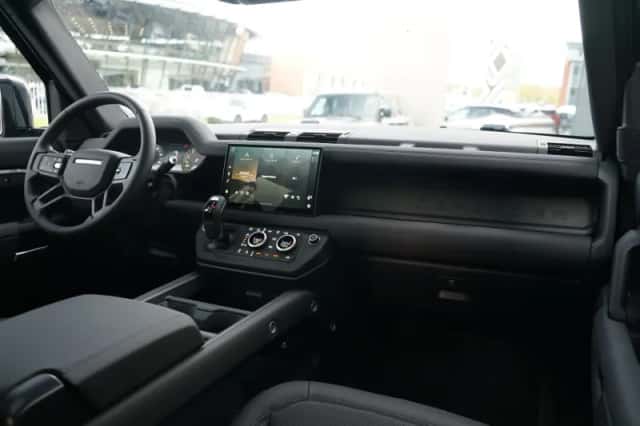 Land Rover Defender (2025) thumbnail 3