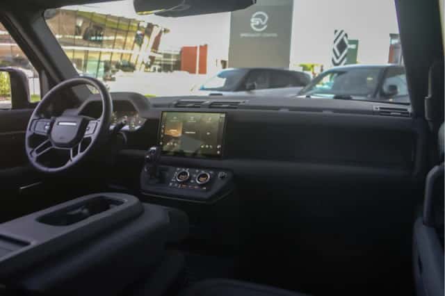 Land Rover Defender (2025) thumbnail 3