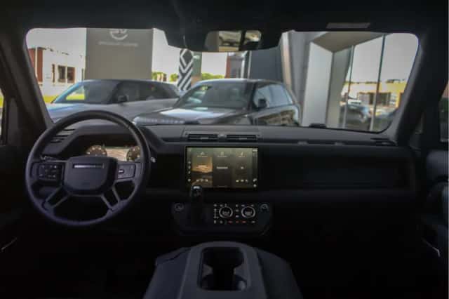 Land Rover Defender (2025) thumbnail 4