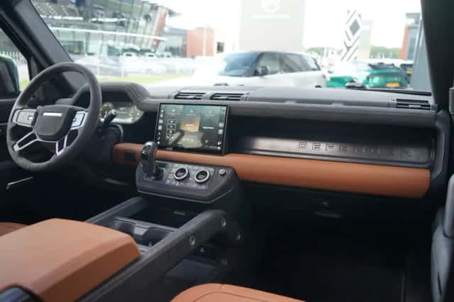Land Rover Defender (2025) thumbnail 3